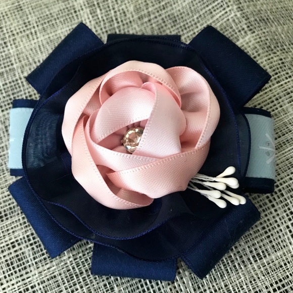 Elegant handmade Camellia flower hair barrette - Picture 4 of 8